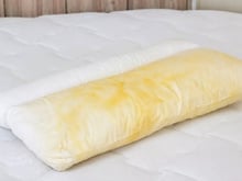 Como remover manchas amarelas de travesseiros (e como evitar que elas voltem)