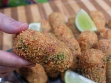 Sempre que tenho mandioca em casa faço esse croquete cremoso para o lanche da tarde: uma opção fácil que você pode rechear como quiser