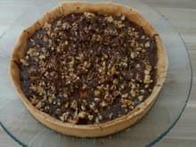 Torta de banana com doce de leite e nozes