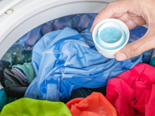 Coloque algumas gotas no amaciante e tenha roupas duas vezes mais cheirosas sem gastar dinheiro extra: ingrediente simples é antibacteriano