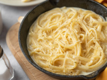 Quando a família pede massa, faço esse espaguete com molho alfredo cremoso pronto em apenas 15 minutos