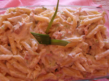 Penne ao molho de salmão com raspas de limão siciliano