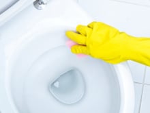 Especialistas em limpeza compartilham truque simples: remove manchas amarelas do vaso sanitário em 30 minutos