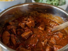 Adicione 3 colheres de sopa ao goulash: a carne ficará tão macia que literalmente derreterá na boca!