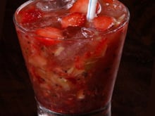 Caipirinha de saquê com morangos