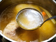 Essas partes do frango são as que mais acumulam parasitas: em nenhuma circunstância adicione ao caldo