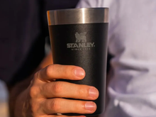 Copos e garrafas Stanley pela metade do preço nessa Black Friday, corre antes que acabe!