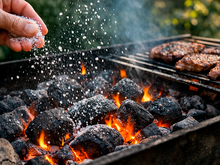 Por que polvilhar sal no carvão do churrasco: a dica útil que todo mundo precisa conhecer