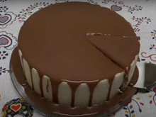 Nem ovo, nem farinha de trigo, nem forno: bolo simples de comer rezando pronto em 3 minutos