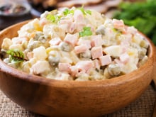 Os chefs bascos concordam: "O maior erro ao fazer salada russa é deixar um pouco do óleo do atum na mistura e não fazer maionese caseira."