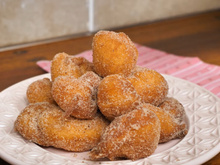 Receita de bolinho de chuva fácil e deliciosa para devorar enquanto torce para o Brasil