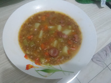 Sopa de lentilhas com legumes e carne de porco