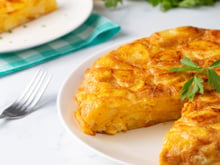 Carmiña, a avó cozinheira: "Para a tortilla firmar bem e não ficar seca, é preciso mexer a batata com o ovo na frigideira."
