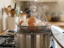Eu sempre fervia os ovos em água até descobrir este método: o TudoGostoso explica por que cozinhar no vapor pode ser melhor