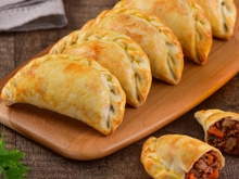 Quatro chefs da alta gastronomia ensinam a fazer a empanada perfeita: massa crocante e recheio suculento