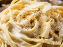 Macarrão fettuccine Alfredo: o segredo para um molho cremoso sem errar na emulsão