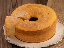 Não tem leite em casa? Não tem problema, essa receita de bolo de água muito fofinho é tão fácil de fazer que qualquer um consegue!