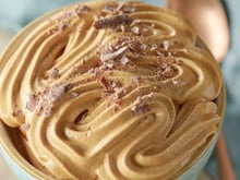 Eu posso até trocar de parceiro, mas não de sobremesa: mousse de doce de leite pronta em 5 minutos é o doce perfeito para o Dia dos Namorados