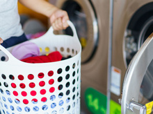 É por essa razão que você deve lavar suas roupas imediatamente após pegar chuva