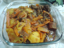 Carne ensopada com batata e cenoura na pressão