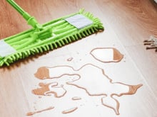 Adeus produtos químicos para o chão: essa misturinha caseira com dois ingredientes vai deixar o piso brilhando