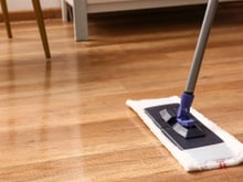Nem água sanitária, nem vinagre: a melhor maneira de limpar pisos de madeira e deixá-los brilhantes, segundo o TudoGostoso