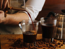 Os baristas balançam a cabeça quando veem um copo de água junto com o café expresso. Quase todo mundo erra ao bebê-lo