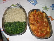 Almoço light delicioso (frango de caçarola, espinafre e arroz integral)
