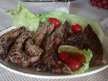 Costelinha de porco na churrasqueira