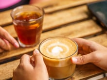 Beber café e chá não conta como hidratação? Desmistificando o mito e a explicação da ciência