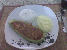 Canoa de abobrinha recheada com carne moída