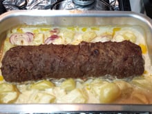 Rocambole de carne moída com batatas em mostarda