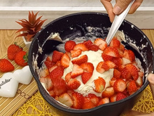 Pronto em 5 minutos: todo ano faço esse recheio de Ninho com morangos para meu bolo de aniversário