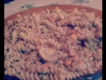 Salada de macarrão parafuso com atum