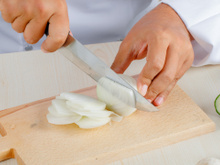 Se você precisar caramelizar cebolas, não use açúcar; os chefs recomendam outro ingrediente ideal