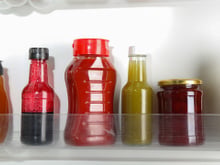 Tem algum problema em deixar o ketchup e o molho de pimenta fora da geladeira depois de aberto? Esse é um erro comum que muitas famílias cometem ao armazená-los