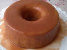 Bolo de fubá cozido com calda de goiabada