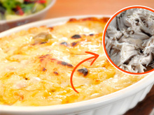 Essa é a melhor receita para fazer com peito de frango desfiado para o final de semana: rápida, fácil e muuuuito queijuda!