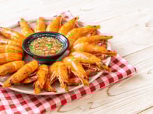 A receita mais fácil e econômica de camarão assado para esse Réveillon e fica pronta em minutos