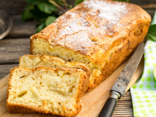 Nem liquidificador, nem batedeira: bolo de maçã e canela de 5 minutos é fofinho e você rapidinho com fouet ou garfo