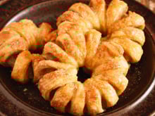 Anéis de maçã com massa folhada para o café da tarde: receita pode ser feita na airfryer ou forno e fica pronto em 15 minutos