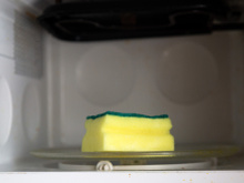 Jamais coloque a esponja de cozinha no micro-ondas! Entenda por que prática é perigosa