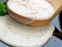 Muita gente usa essa especiaria no molho branco, mas quase ninguém sabe para que serve...