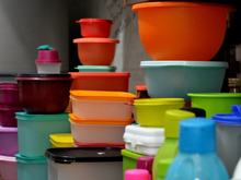 Minha vida mudou depois que aprendi essas dicas para organizar potes plásticos e panelas sem perder a tampa