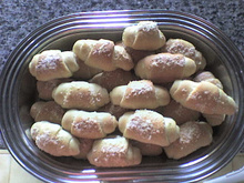 Pão de cebola em formato de croissant
