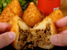 Massa de coxinha SEM FARINHA DE TRIGO crocante: a mandioca é a estrela dessa receita fácil e crocante, o recheio você escolhe