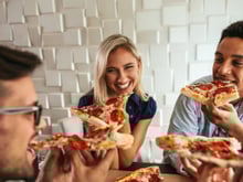 6 utensílios essenciais para servir pizza em casa