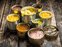 Tem problema comer alimento enlatado? Entenda se é saudável e se pode comer sem moderação