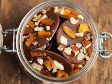 Mendiants (discos de chocolate com frutas secas)