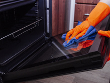 Esqueça a esponja de lavar louça! Aqui está uma maneira inteligente e fácil de limpar as grelhas do forno (remove toda a sujeira)